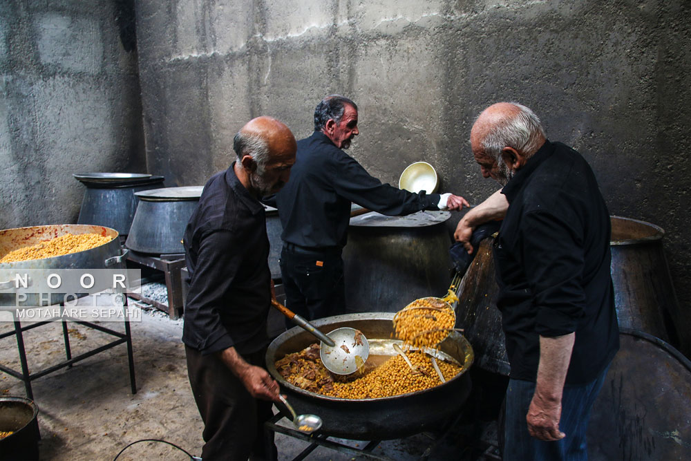 غذای نذری ظهر عاشورا در روستای وشنوه قم