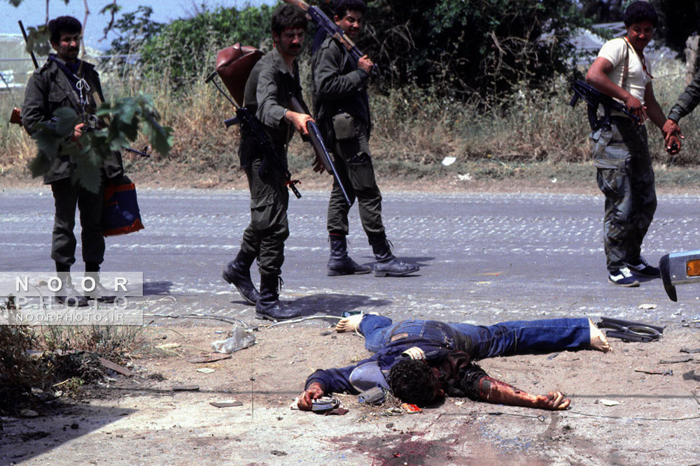 جنگجوی دروزی, به جسد یک غیرنظامی مسیحی در جنوب لبنان شلیک میکنند, جنگ داخلی لبنان, جنگ داخلی چند وجهی در لبنان بود که از سال 1975 تا 1990 ادامه داشت 