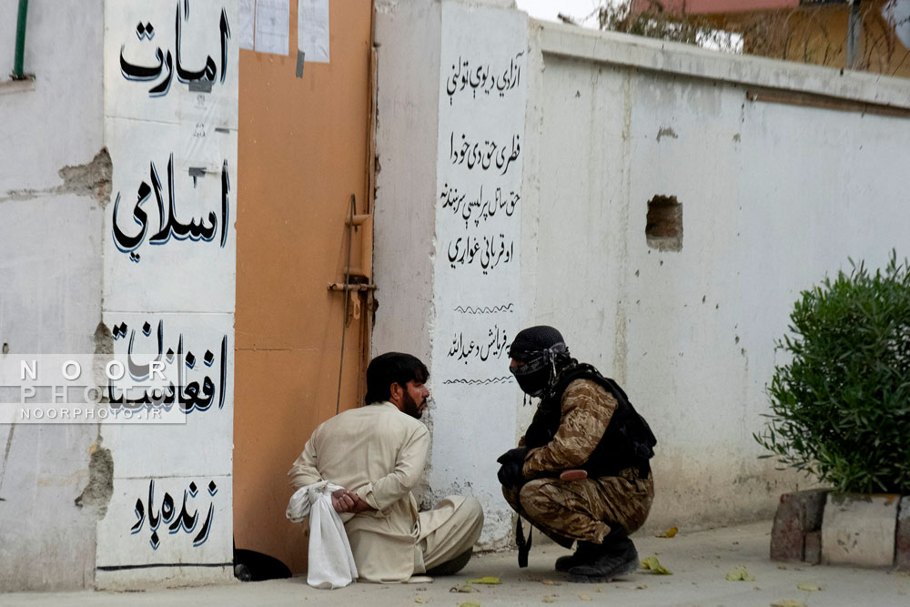 جنگجویان طالبان دزد را دستگیر کردند و در مقر امنیت ملی در جلال آباد نگه داشتن. طالبان مدعی است که امنیت درافغانستان تضمین شده است. جلال آباد. افغانستان. 15/12/2021 