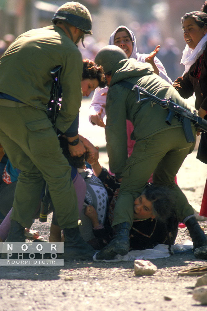 سربازان اسرائیلی یک جوان فلسطینی را در اردوگاه پناهندگان العماری دستگیر کردند و خانواده‌اش با سربازان اسرائیلی برای آزادی او درگیر شدند. 1987