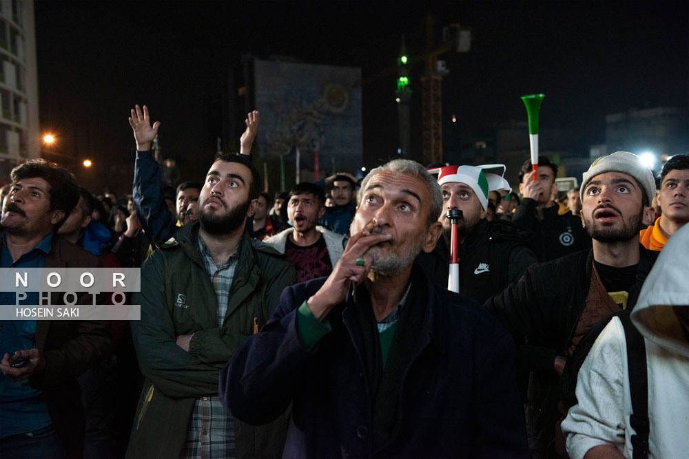 تماشای دیدار تیم‌های فوتبال ایران و آمریکا در تهران