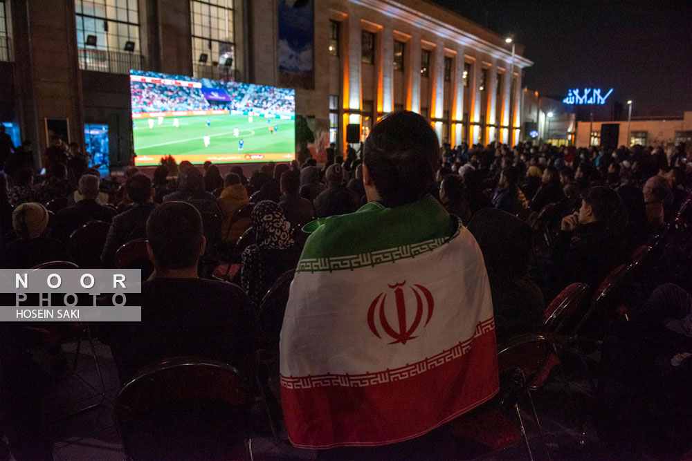 تماشای دیدار تیم‌های فوتبال ایران و آمریکا در تهران