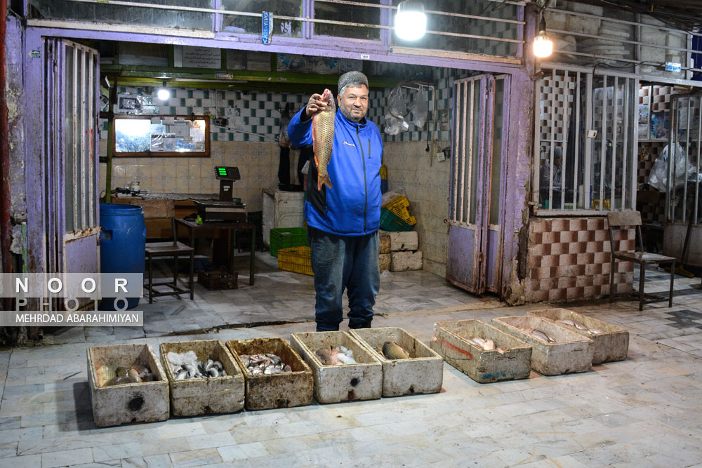 فروشنده ماهی در بازار سنتی ماهی فروشان بندر ترکمن استان گلستان