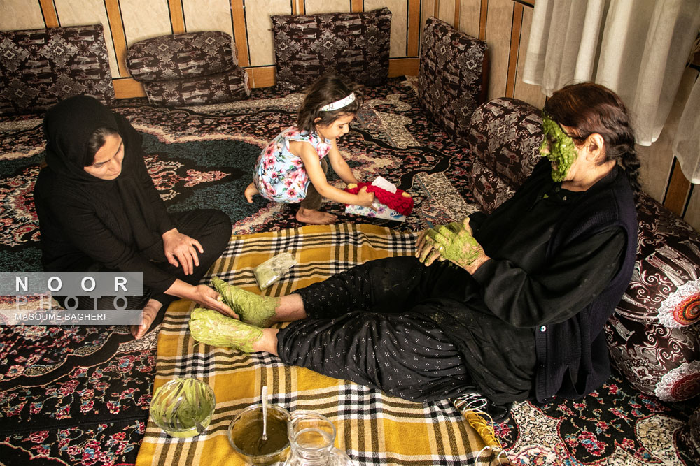ماه زری داراب پور،بانوی بختیاری است که پودر کنار را باآب،ترکیب میکند وبه صورت وپاهایش می مالد.این روش سنتی باعث سفیدی وسفتی پوست بدن میشود وبیشتردرمیان زنان قدیمی رایج است