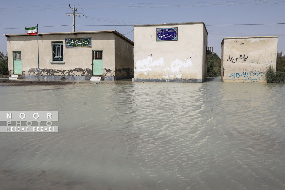 حجم بالایی از آب سیلاب در محوطه بیرونی دبستان دخترانه حضرت معصومه(ِس) از روستاهای شهرستان دشتیاری چابهار