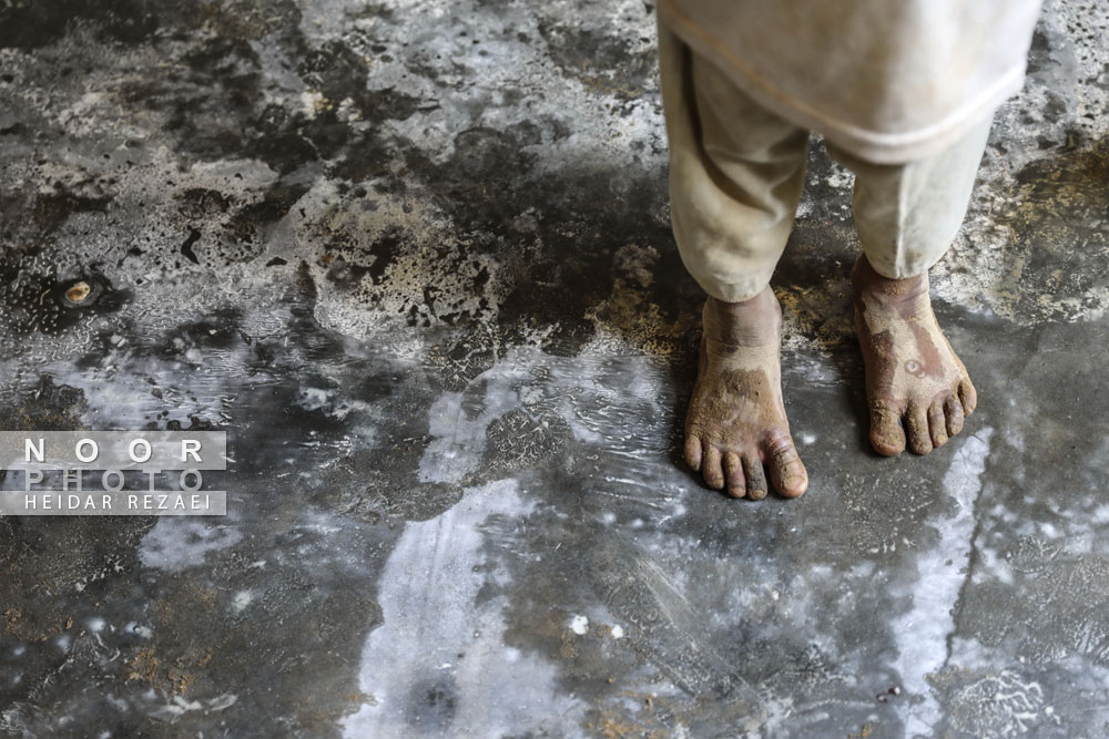 پاهای کودک مرطوب و آغشته به گل از اهالی روستای پزم تیاپ کنارک در محل اقامت