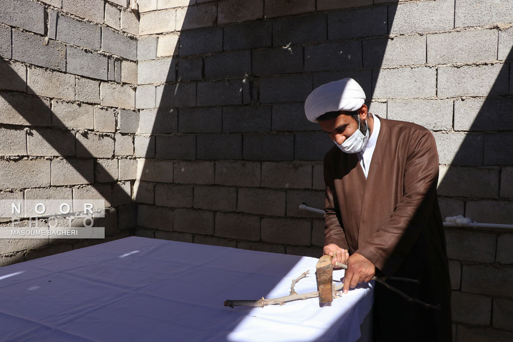 محمدهاشمزاده درغسال خانه ی پادگان قدس نزدیکی منطقه تمبی درحال برش زدن چوب درخت کناربه شکل حرف Yاست تا این چوب را زیربغل متوفی قراردهد.اقوام بختیاری به این رسم درگویش محلی"رکه زیرچل"می‌گویند و درمراسم تدفین مردگان ازآن استفاده میکنند.آنهامعتقدند،چوب درخت کنار،سبب ارتقای آسان روح به جهان پس ازمرگ میشود