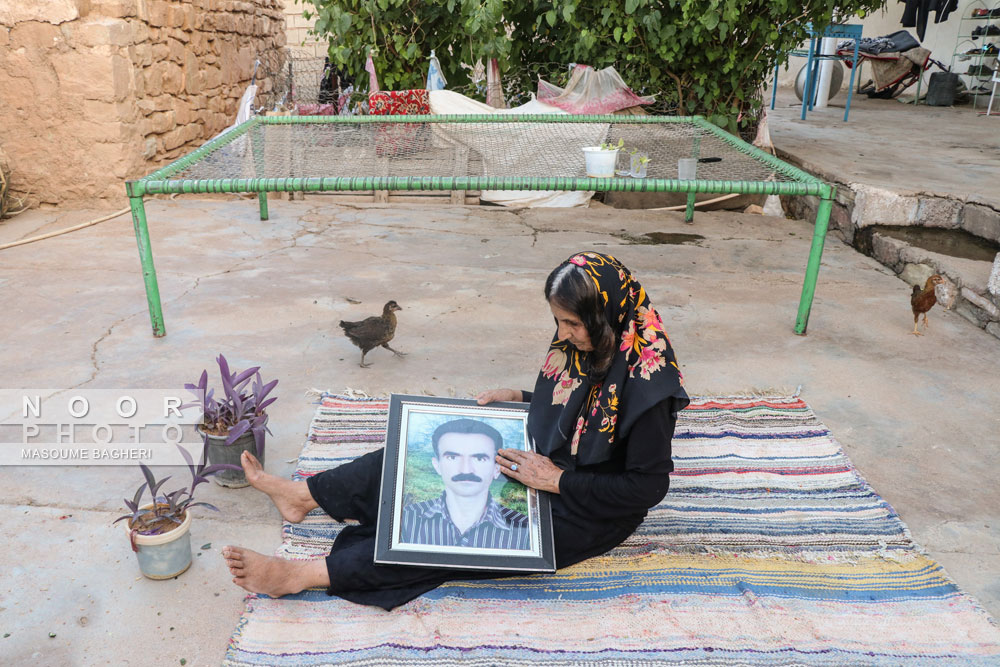 شاه زینب دوستی،درمسجدسلیمان سکونت دارد.او روایت می کند،پسرم جهانگیرخدری درکودکی بیمارشدودر روستای ما مرکزدرمانی نداشت.با پای پیاده به زیارت کنارشاه درلالی آمدم وبرای بهبودی فرزندم رازونیازکردم.مدتی بعداو سلامتی اش را به دست آورد