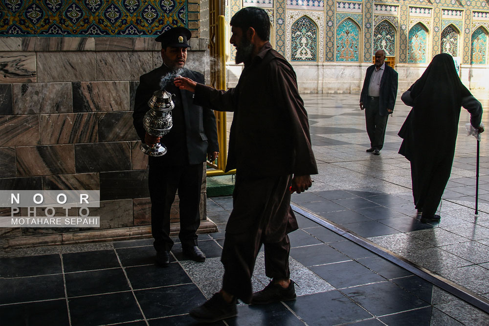 زائران حرم مطهر حضرت علی ابن موسی الرضا (ع)