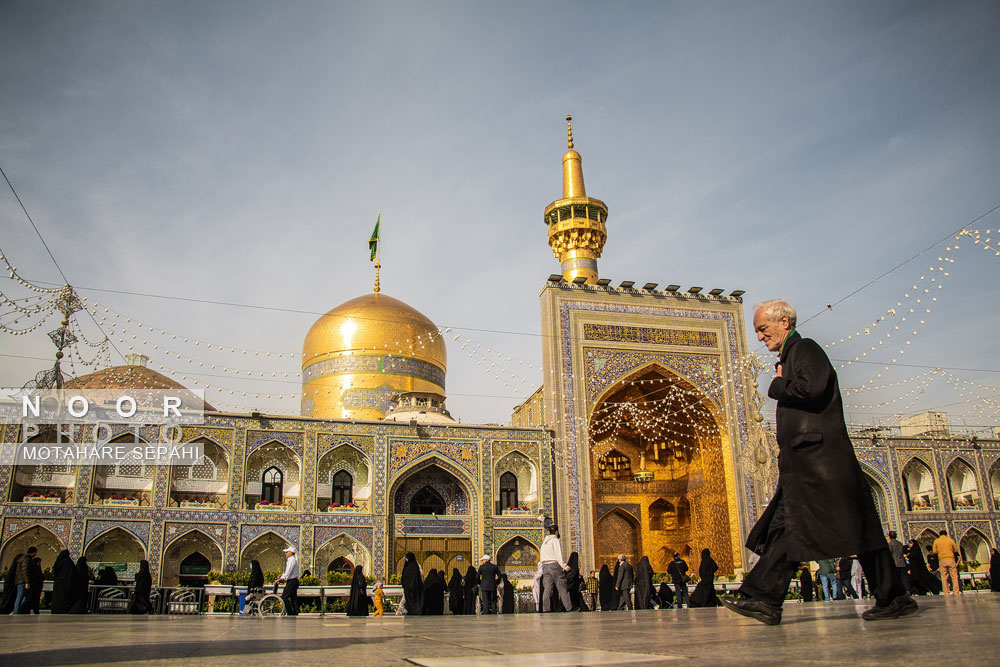 زائران حرم مطهر حضرت علی ابن موسی الرضا (ع)