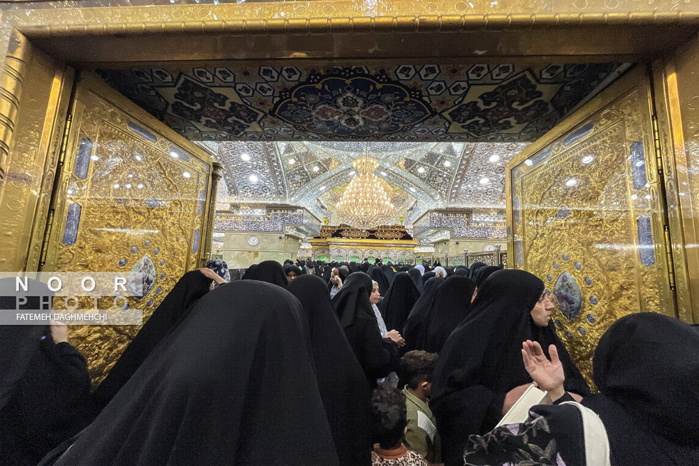 برافراشته شدن پرچم سرخ اباعبدالله الحسین (ع) بر گنبد مطهر