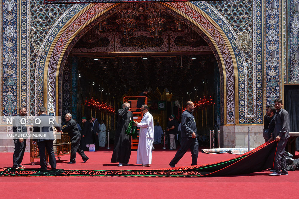 برافراشته شدن پرچم سرخ اباعبدالله الحسین (ع) بر گنبد مطهر