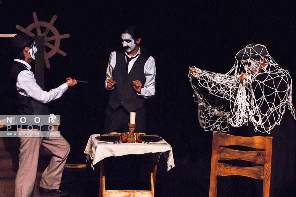 اجرای نمایش بر پهنه دریا