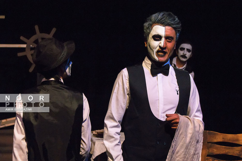 اجرای نمایش بر پهنه دریا