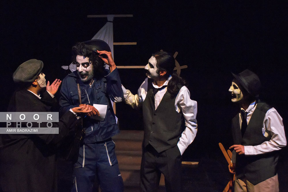 اجرای نمایش بر پهنه دریا