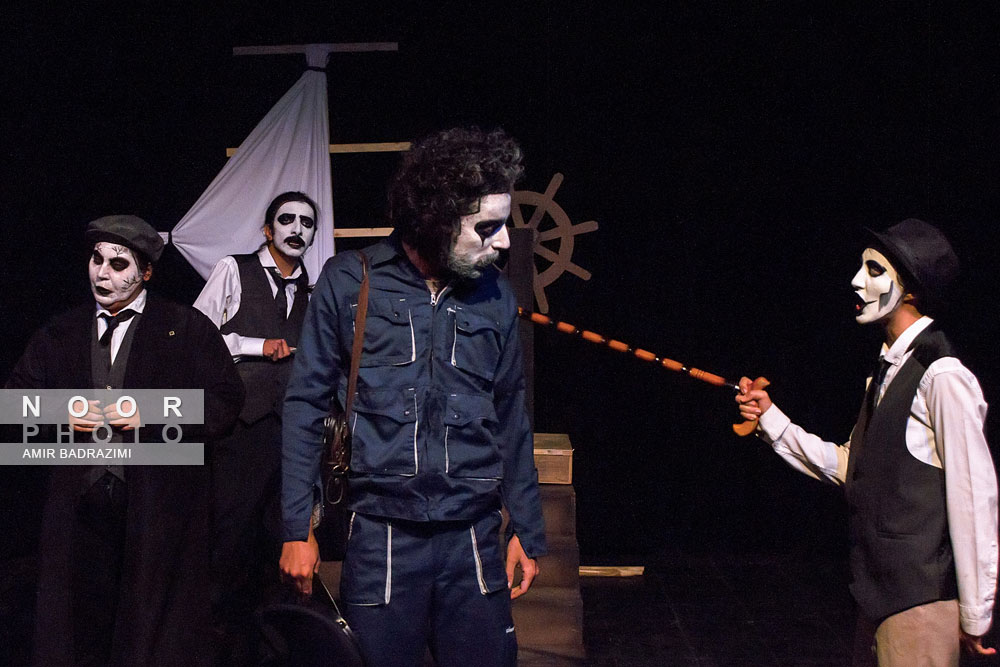 اجرای نمایش بر پهنه دریا