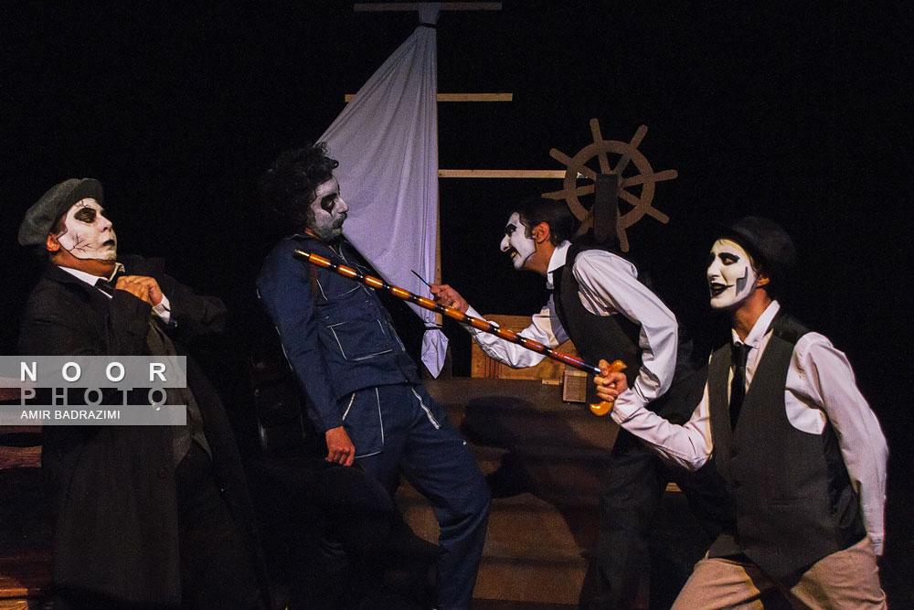 اجرای نمایش بر پهنه دریا