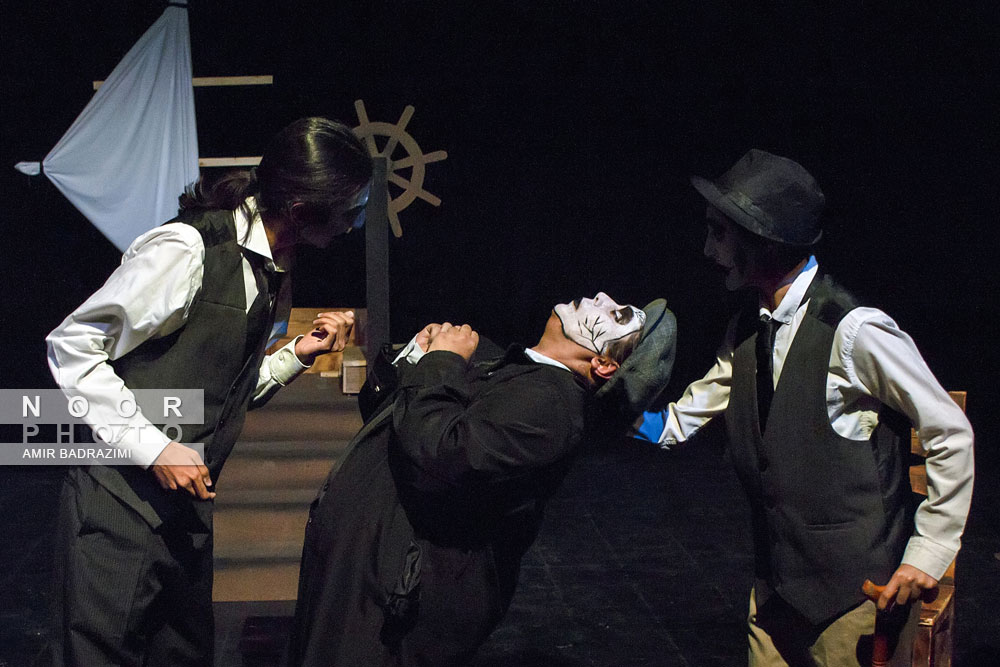 اجرای نمایش بر پهنه دریا