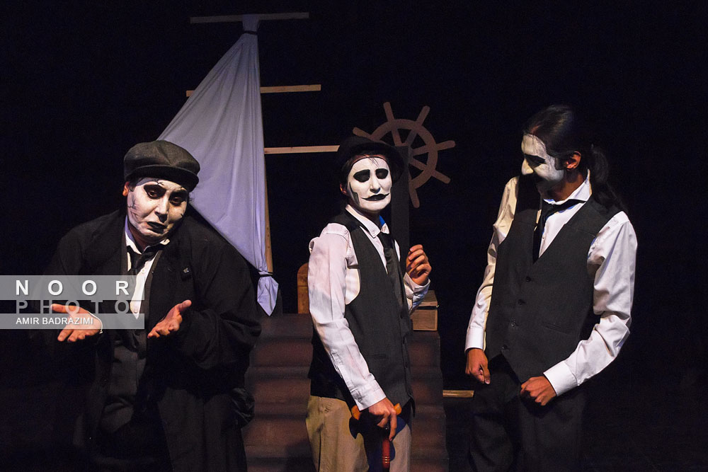 اجرای نمایش بر پهنه دریا