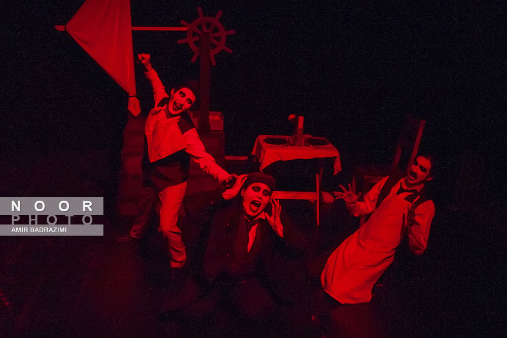 اجرای نمایش بر پهنه دریا