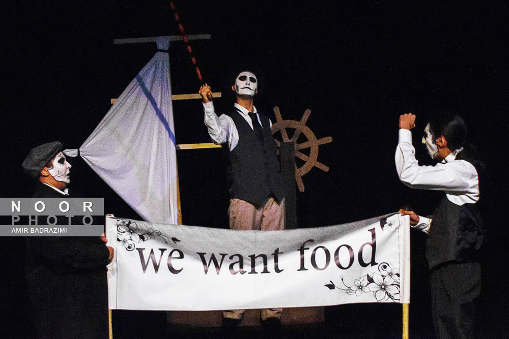 اجرای نمایش بر پهنه دریا