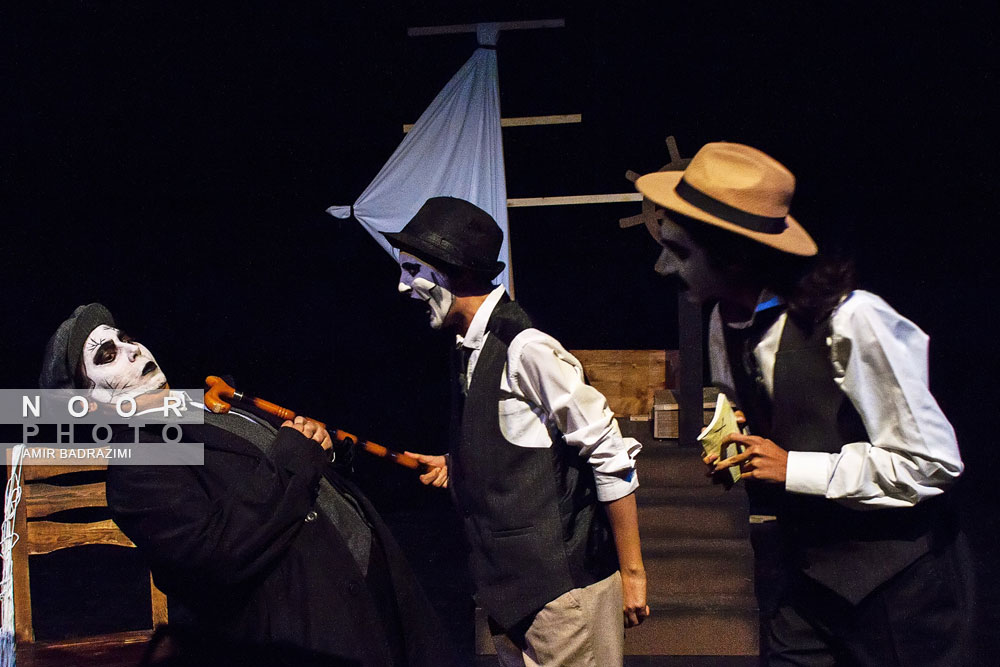 اجرای نمایش بر پهنه دریا