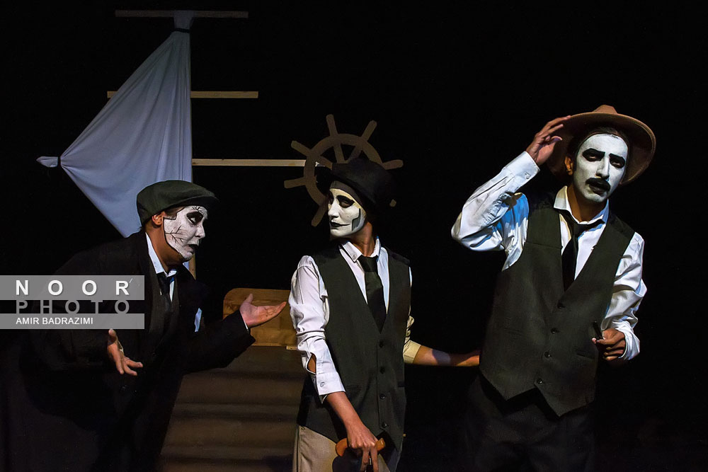 اجرای نمایش بر پهنه دریا