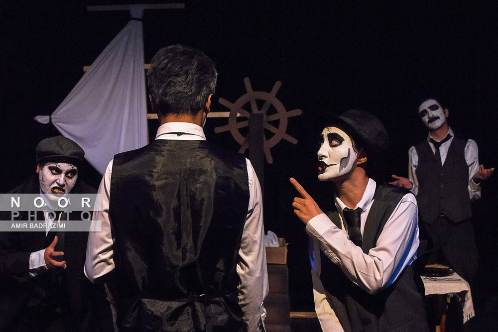 اجرای نمایش بر پهنه دریا