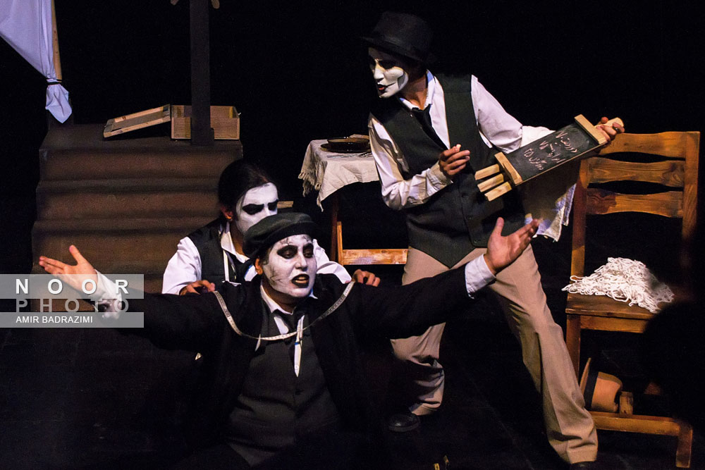 اجرای نمایش بر پهنه دریا