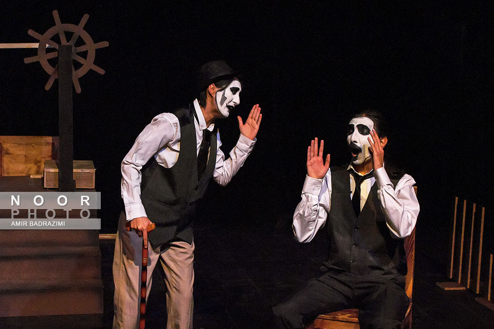 اجرای نمایش بر پهنه دریا