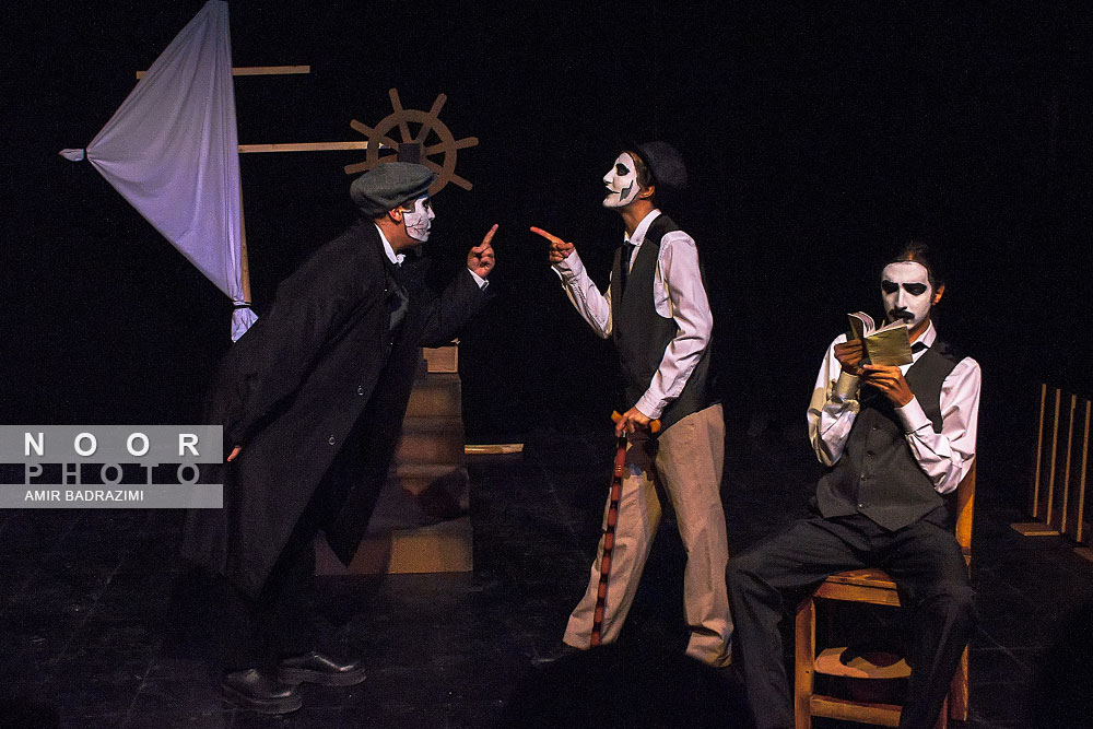 اجرای نمایش بر پهنه دریا