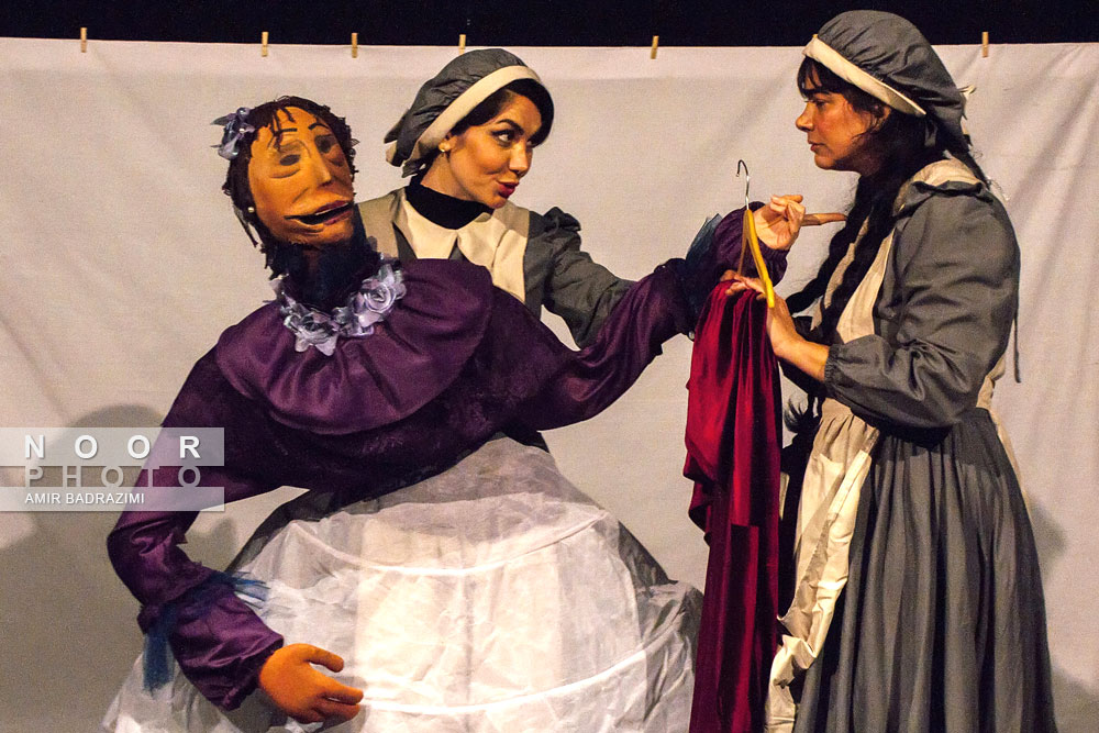 نمایش شورش کلفت ها