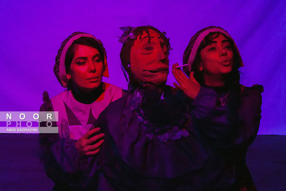 نمایش شورش کلفت ها