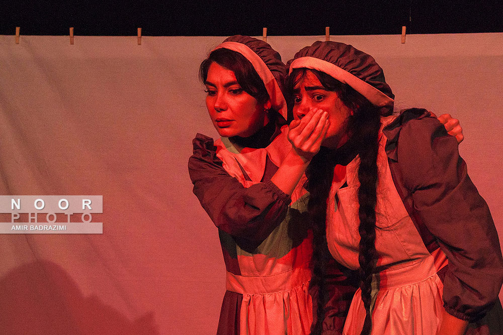 نمایش شورش کلفت ها