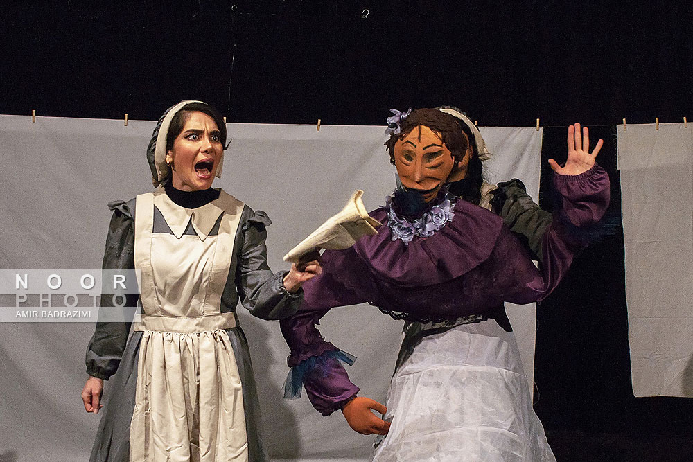 نمایش شورش کلفت ها