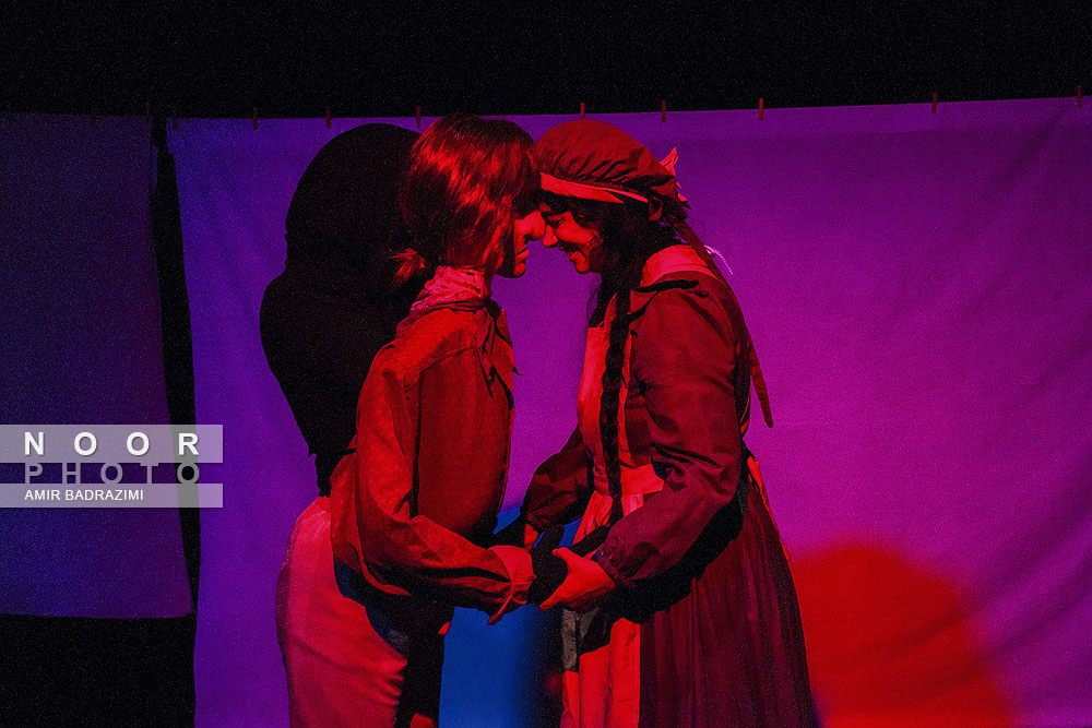 نمایش شورش کلفت ها