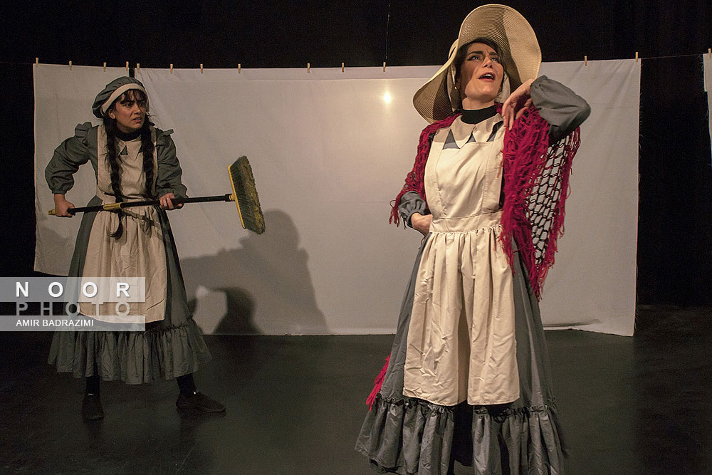 نمایش شورش کلفت ها