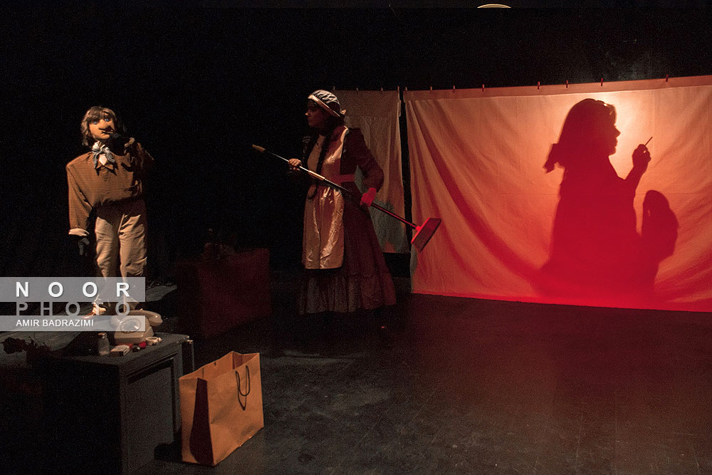 نمایش شورش کلفت ها