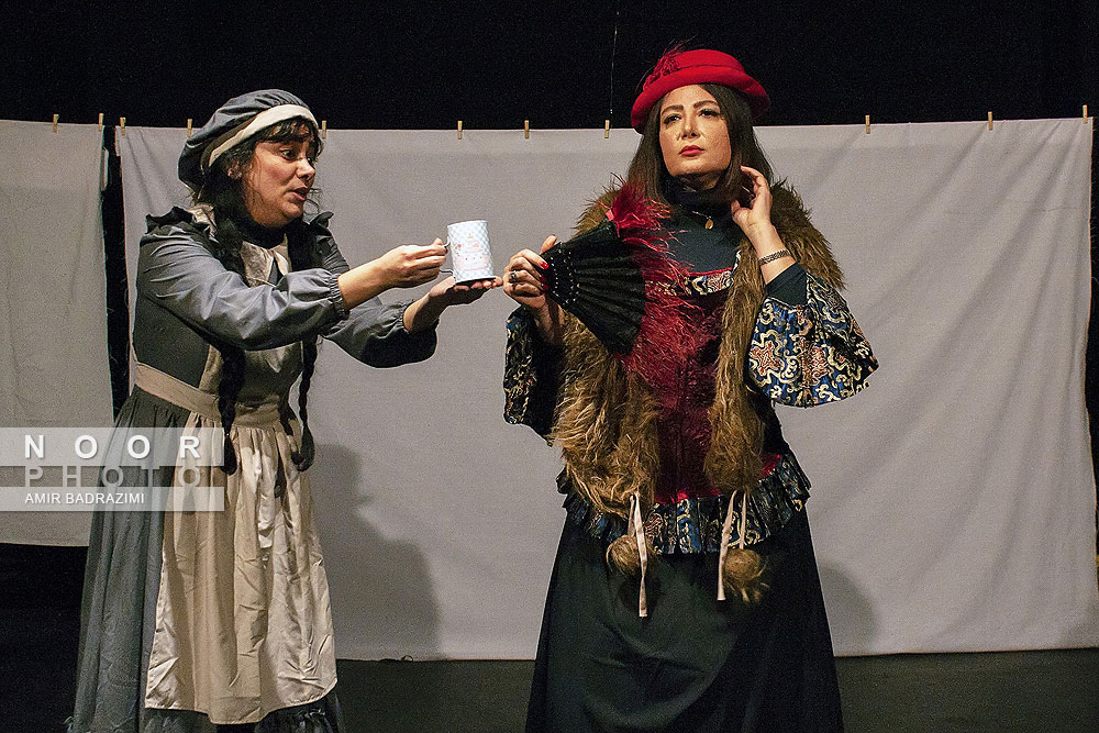 نمایش شورش کلفت ها