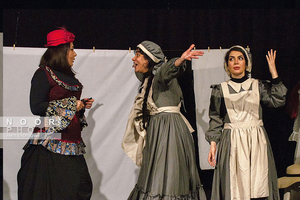 نمایش شورش کلفت ها