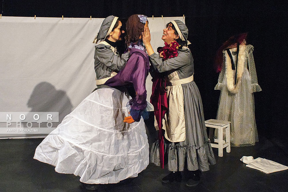 نمایش شورش کلفت ها