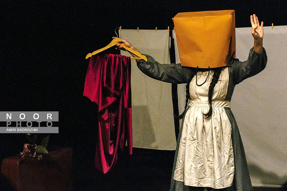 نمایش شورش کلفت ها