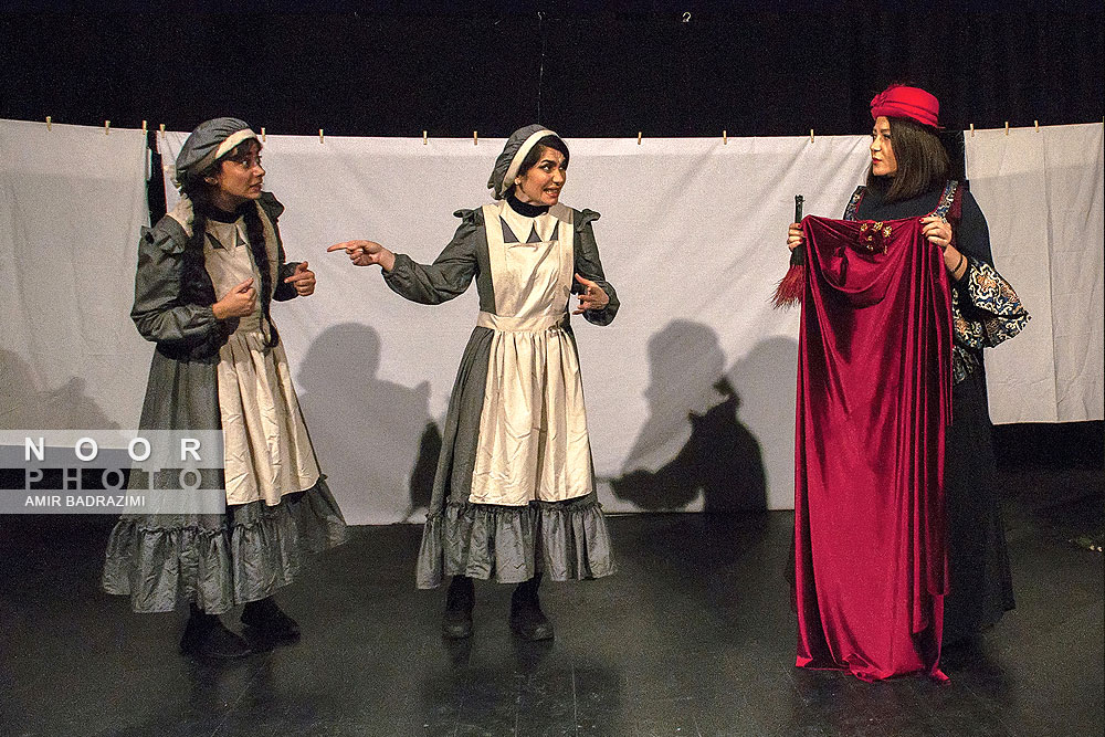 نمایش شورش کلفت ها