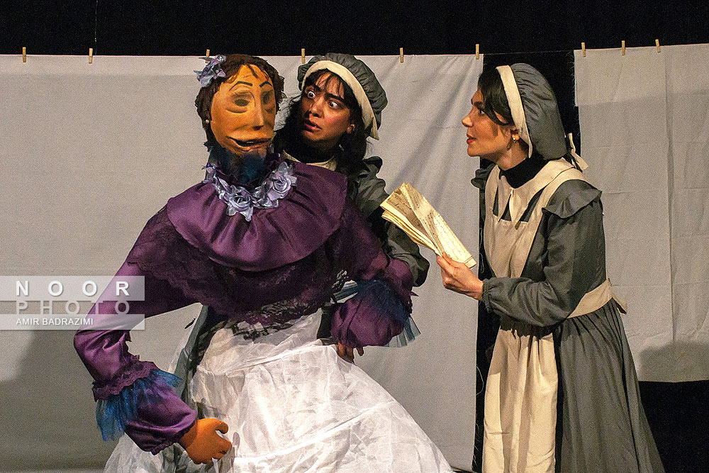 نمایش شورش کلفت ها