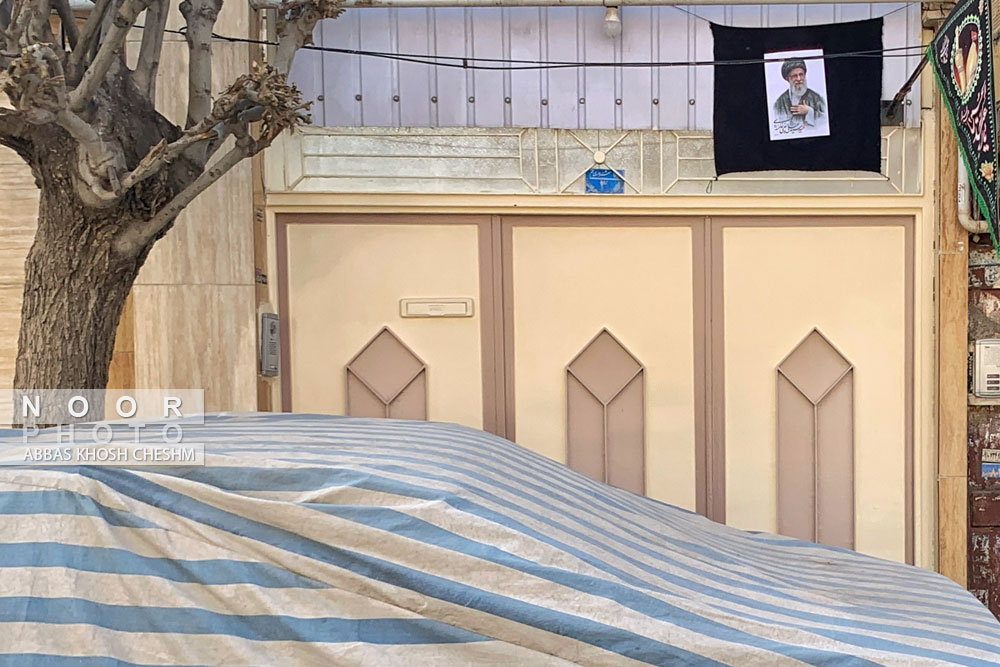سیاهه عزای اربعین رهبر شهید بر درب منازل