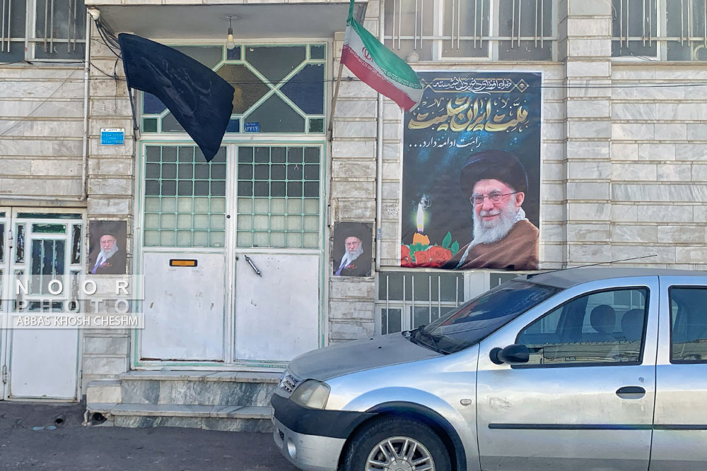 سیاهه عزای اربعین رهبر شهید بر درب منازل