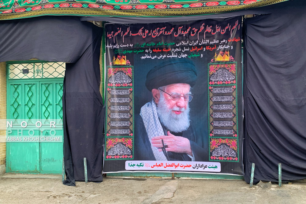سیاهه عزای اربعین رهبر شهید بر درب منازل
