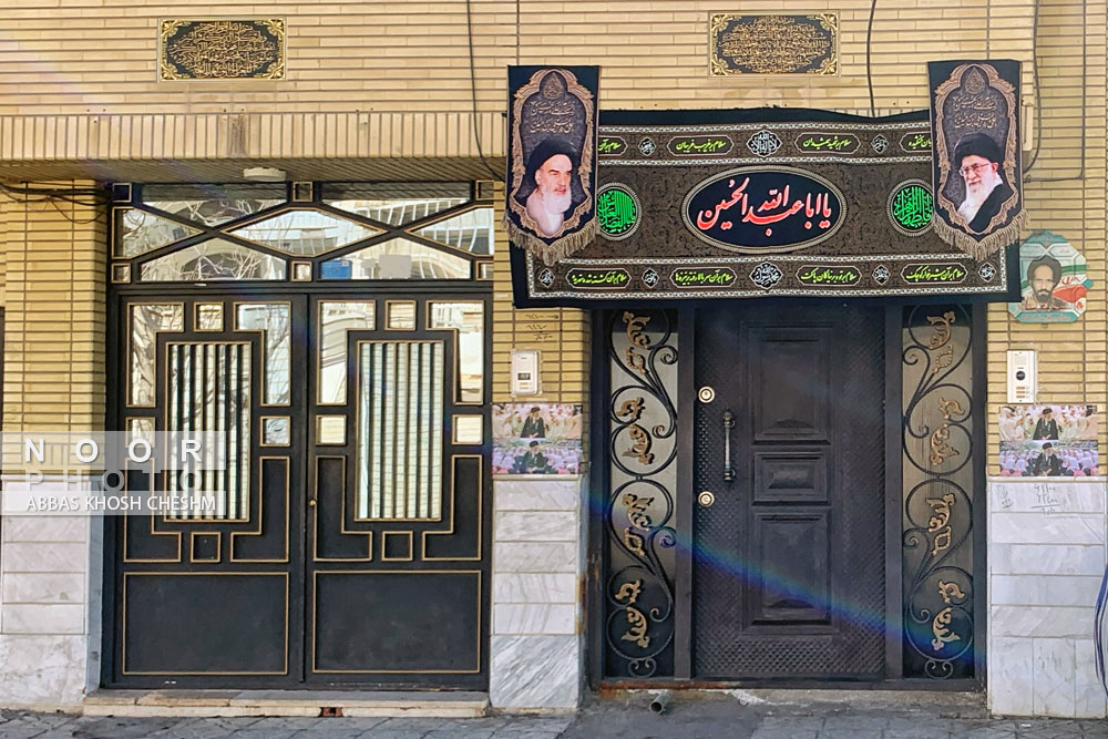 سیاهه عزای اربعین رهبر شهید بر درب منازل
