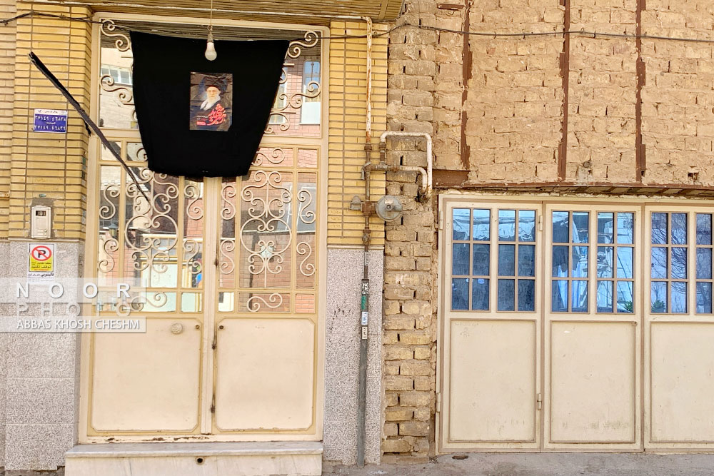 سیاهه عزای اربعین رهبر شهید بر درب منازل