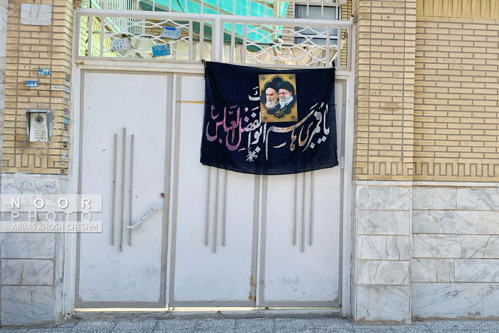 سیاهه عزای اربعین رهبر شهید بر درب منازل